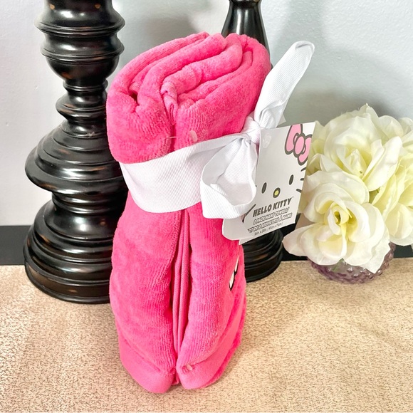 NWT Set of 2 HELLO KITTY Hand Towels - Picture 2 of 7